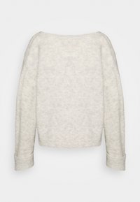 Pull gris clair avec une finition douce et texturée. Il présente un décolleté large, une coupe courte et de longues manches avec des poignets côtelés.