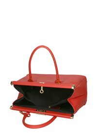 Borsa a tracolla in pelle rossa con superficie texturizzata, due manici, dettagli in oro e interno aperto che rivela una foderatura nera e una tasca con zip.