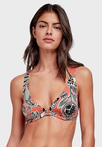 Top bikini floreale rosso con scollatura profonda, tessuto morbido, spalline larghe e dettagli neri. Presenta un dettaglio centrale arricciato.