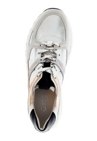 Hellgraue Leder-Sneaker mit metallischen Akzenten, Schnürdesign, gepolstertem Kragen und Gummisohle. Mit Logo auf der Innensohle.