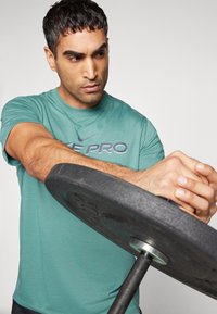 Nike Performance PRO - T-skjorte til trening - bicoastal