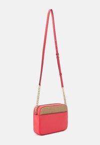 Červená crossbody taška s obdélníkovým tvarem, hladký syntetický materiál, pletený textilní detail na přední straně a zlaté řetízkové detaily.