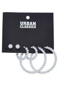 Sett med øredobber som inkluderer to par: små perle-studser og store hoops laget av flere små sølvperler på et svart kort.