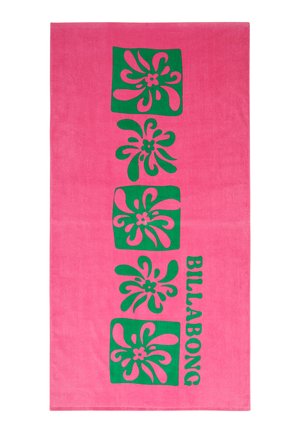 Felroze strandhanddoek met vier groene bloempatronen in blokvorm, verticaal gerangschikt, en de tekst "BILLABONG" langs de zijkant.