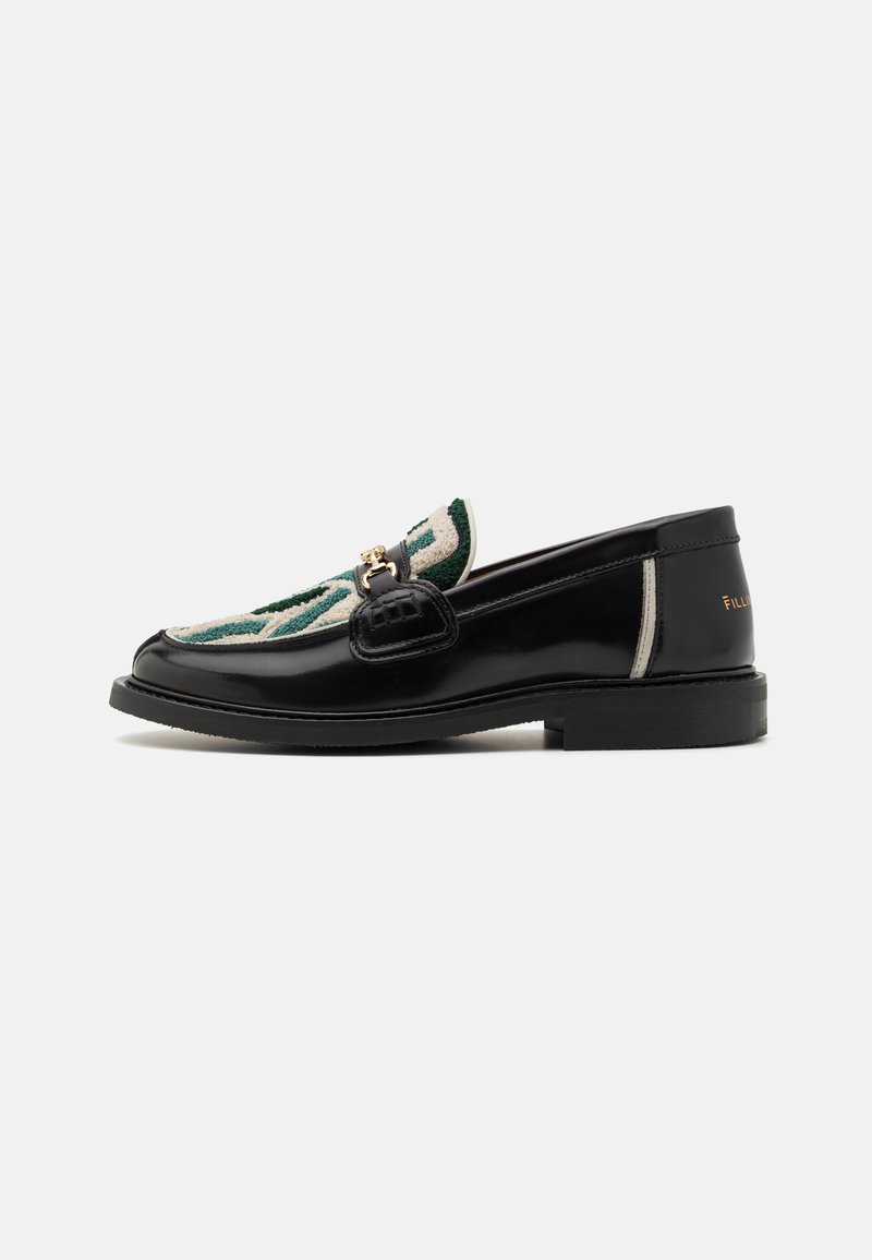 Sort læder loafers med broderet grønt og crème mønster. Har en guldfarvet hardwareaccent og en flad gummisål.