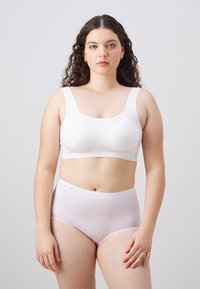 Hvit bh med brede stropper og formede kopper, sammen med lys rosa høyt liv truser. Glatt materiale, sømløst design, minimal detaljering.