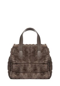 Borsa a mano in pelliccia sintetica marrone con texture morbida, design trapuntato e due manici robusti in pelle. Nessuna ferramenta visibile o decorazioni.