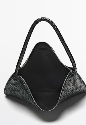 Czarna pleciona skórzana torebka z oplecionym uchwytem i szerokim, otwartym górnym otworem, rozzipowana, ukazująca pustą wnętrze na białym tle.