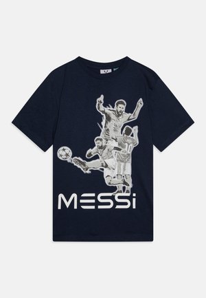Granatowy t-shirt z grafiką trzech pozycji piłkarza i słowem "MESSI" pogrubionymi białymi literami poniżej.