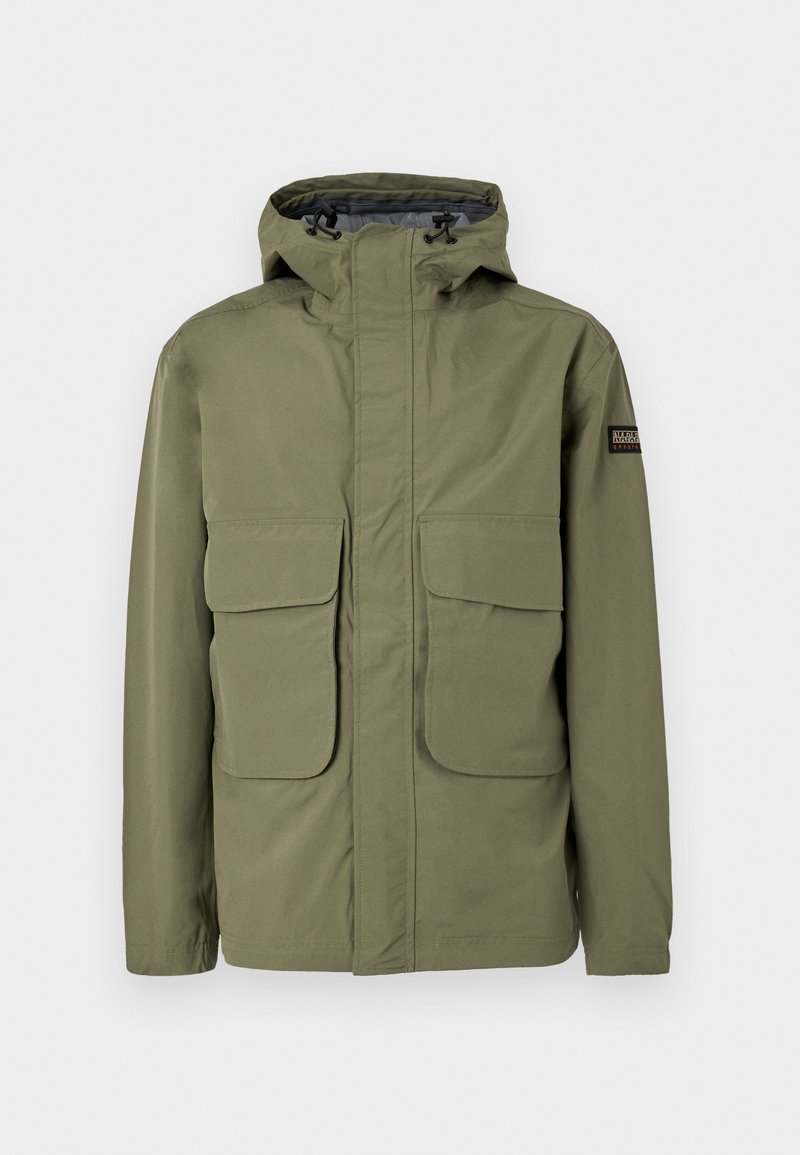 Chaqueta impermeable de color verde oliva, con cremallera frontal, capucha ajustable y dos grandes bolsillos delanteros. Diseño simple con hardware minimalista.