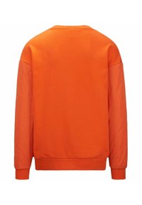 Sudadera naranja con escote redondo, mangas largas y puños de canalé. La tela es suave y texturizada, presentando un color sólido sin patrones.