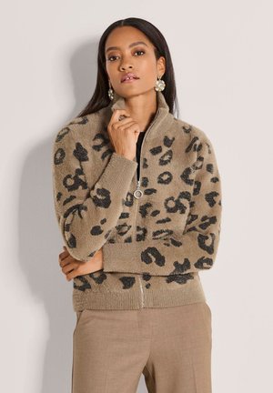 MADELEINE, MADELEINE STRICKJACKE STRICKBLOUSON MIT LEOPARDENMUSTER - Vest - caramel   black