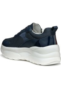 Sneaker blu navy con una combinazione di tessuto testurizzato e dettagli in vernice liscia, dotata di una suola bianca chunky e un tallone imbottito per il comfort.