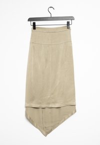 Olivgrön asymmetrisk kjol gjord av mjukt, slätt tyg. Har hög midja och en spetsig fåll för en unik silhuett.