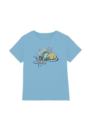 Ein lächelnder Frosch mit einer Krone sitzt zwischen lila und gelben Blumen mit kleinen roten Herzen und anderen floralen Akzenten auf einem hellblauen Hemd.