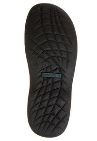 Plantilla de goma negra con un patrón de agarre texturizado y marca en relieve. Presenta una superficie lisa y contornos para el soporte del pie.