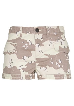 Short cargo camouflage beige et marron clair avec fermeture boutons, passants de ceinture et poches à rabat sur chaque côté.