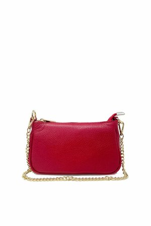 Borsa a tracolla rossa in pelle con finitura testurizzata, dotata di una tracolla in catena dorata e chiusura con zip nella parte superiore.