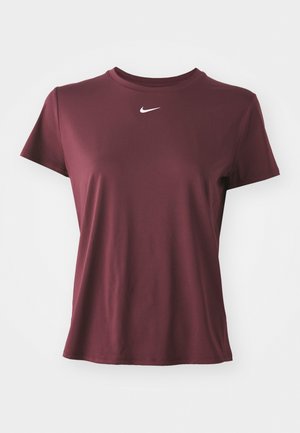 Burgunderfarget Nike t-skjorte med korte ermer, rund hals, laget av glatt stoff, med en hvit swoosh-logo på øvre venstre bryst.
