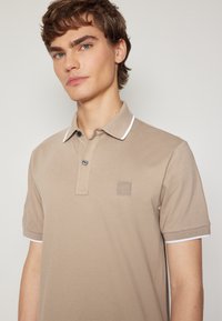 BOSS PASSERTIP - Poloshirts - open brown