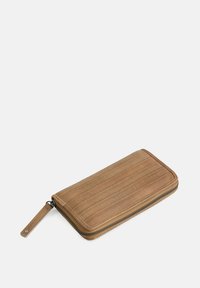 Portafoglio in pelle marrone chiaro con chiusura a zip, caratterizzato da una superficie testurizzata e un design a righe orizzontali. Dimensioni compatte con una tracolla.