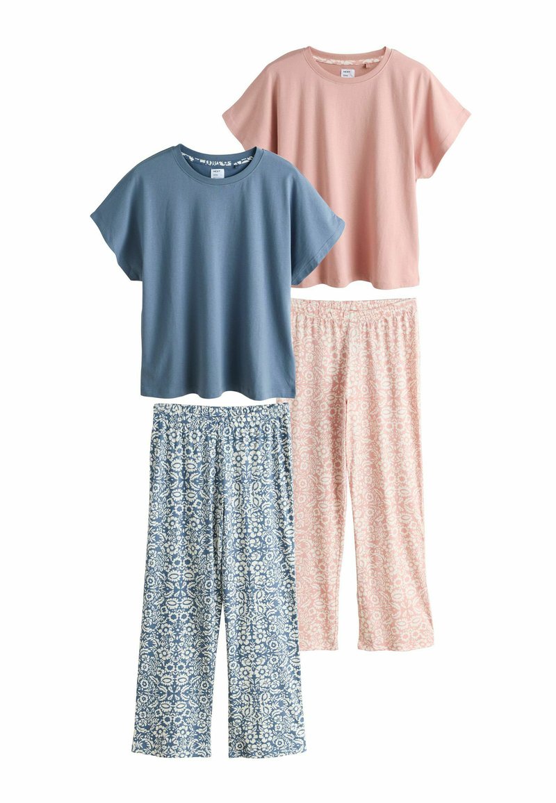 Twee casual t-shirts: één lichtblauw en één lichtroze, gecombineerd met twee broeken met patronen. De broeken hebben blauw-witte bloemenprints.