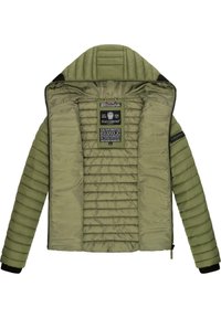Groene geïsoleerde jas met horizontaal gestikt patroon, zwarte accenten op de mouwen en een logo-label. De binnenkant heeft een gladde voering en label.
