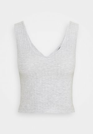 Top corto sin mangas de color gris claro con un escote en V profundo y una tela suave y ligeramente texturizada.