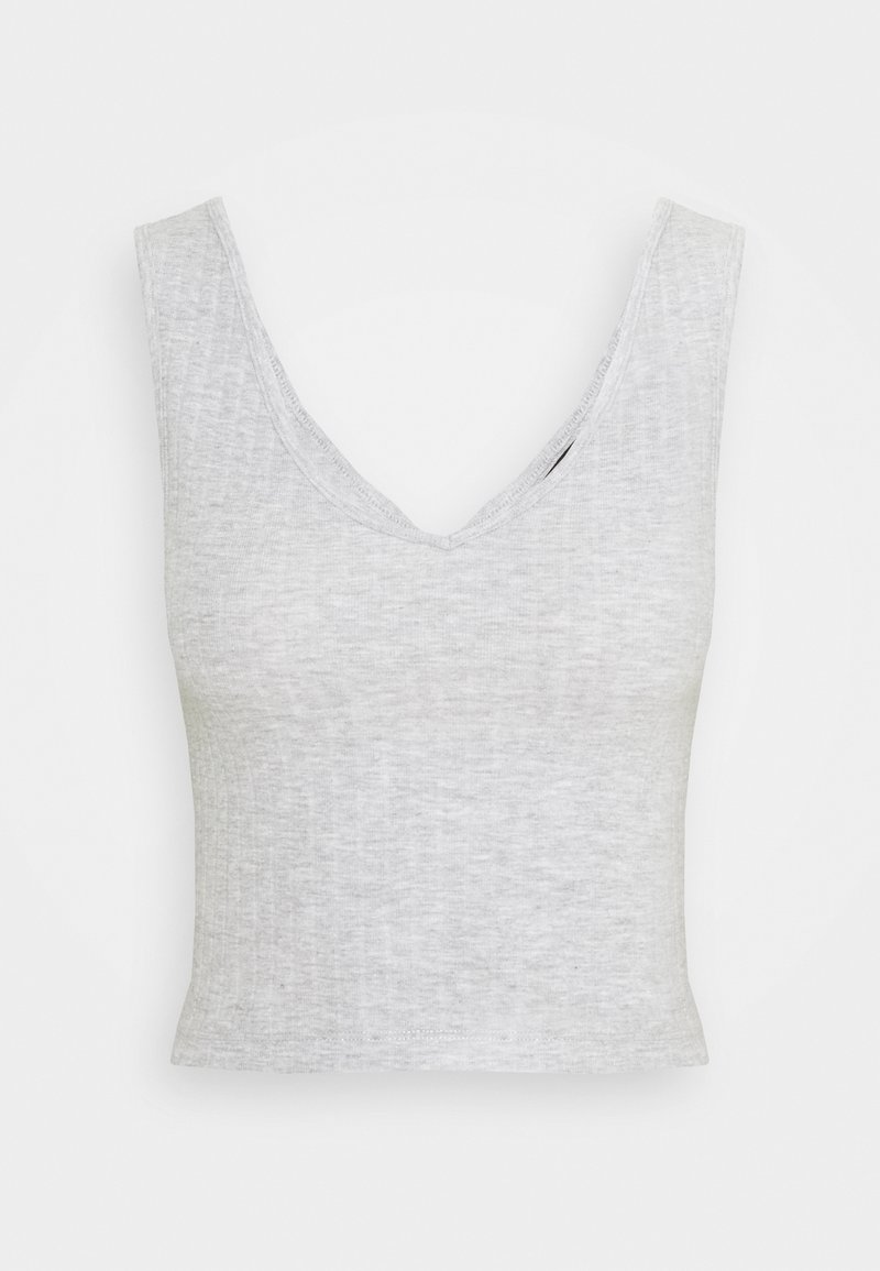 Débardeur court gris clair sans manches avec un décolleté en V profond et un tissu doux légèrement texturé.