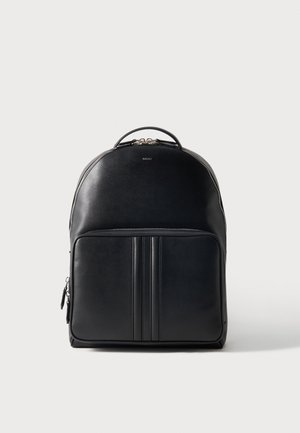 Crni kožni ruksak s gornjom ručkom, prednjim džepom na patentni zatvarač, srebrnim patentnim zatvaračima i diskretnim logotipom "BALLY" na glatkoj površini.