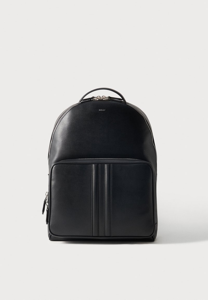 Μαύρο δερμάτινο σακίδιο με επάνω χερούλι, εμπρόσθια τσέπη με φερμουάρ, ασημί φερμουάρ και διακριτικό λογότυπο "BALLY" σε λεία επιφάνεια.