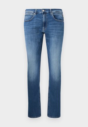 Jeans de mezclilla azul con corte recto, que presentan un ligero desgastado, cinco bolsillos y una bragueta con botón y cremallera. Detalles de costura a lo largo de las costuras.