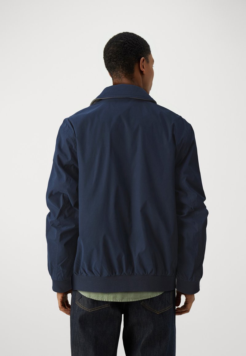 Giacca bomber blu navy con colletto, polsini ed elastico in vita. Tessuto morbido, leggero e resistente all'acqua. Design semplice, senza motivi.