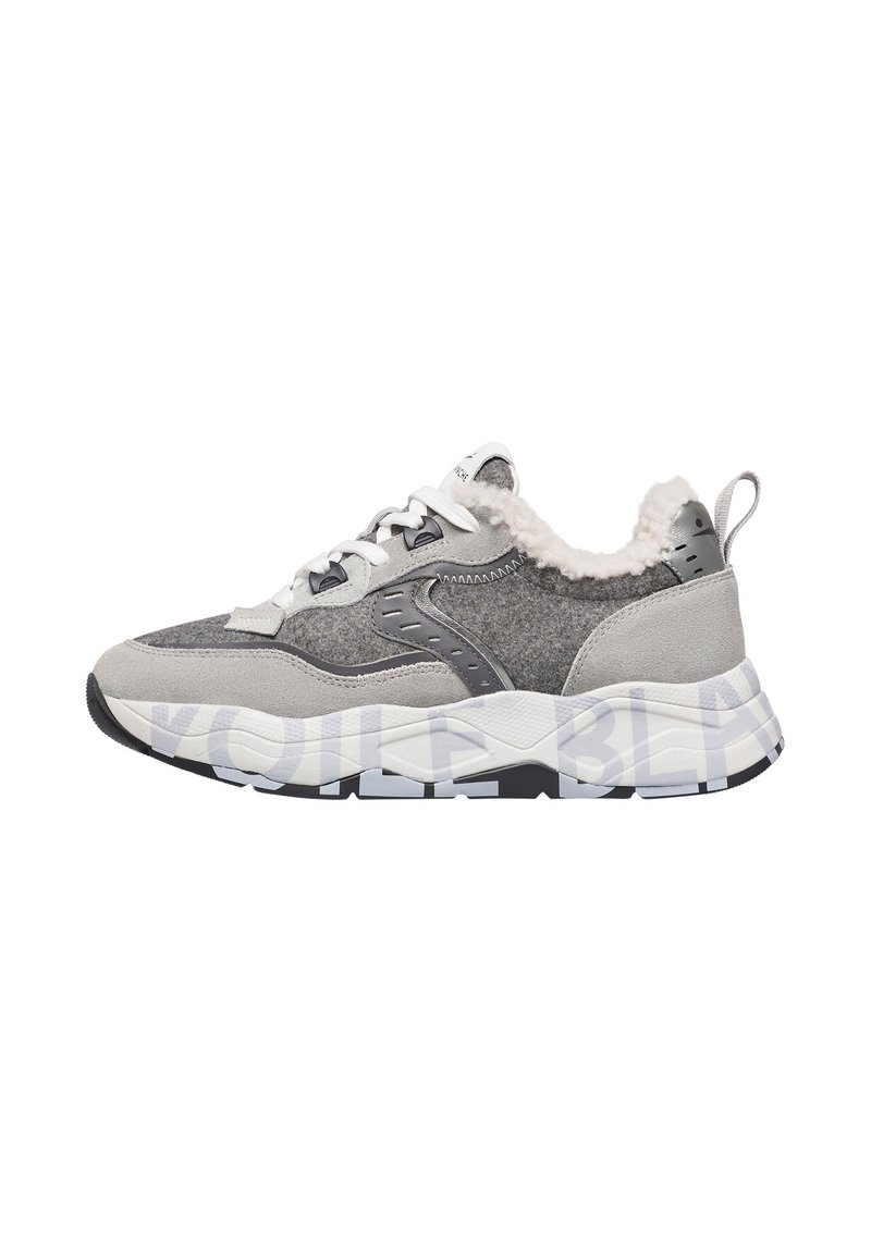 Sneaker grigie e bianche con un mix di textures, dotate di colletto in pelliccia sintetica, linguetta imbottita e lettering audace sulla suola.