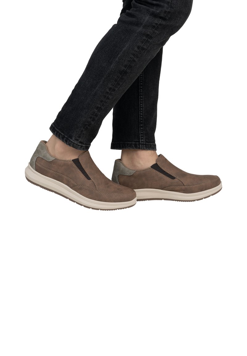 Bruine instapschoenen met elastische zij-inzetten, een gestructureerde suede afwerking, contrasterende grijze accenten en een gevoerde lichtgekleurde zool.