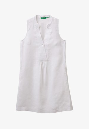 Biała sukienka bez rękawów z dekoltem w serek, pojedynczym guzikiem na piersi i delikatnym marszczeniem pod linią dekoltu.