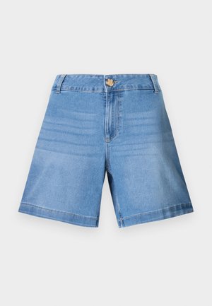 Pantalones cortos vaqueros azul claro con talle alto, cierre de botones, trabillas para el cinturón y detalles sutilmente desgastados en los paneles frontales.