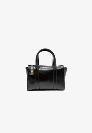 Sac à main en cuir noir brillant avec deux poignées supérieures et une petite boucle dorée sur la sangle latérale.