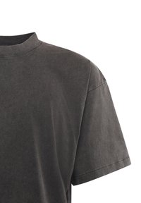 Camiseta de algodón gris oscuro con cuello redondo, mangas cortas y una textura suave y lisa; presenta costuras tonales sutiles.