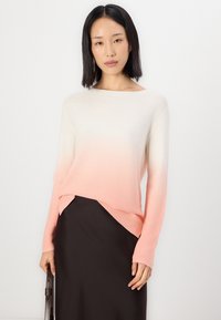 Lichte gebreide sweater in een verloop van zachte crème naar perzik, met een relaxed fit, lange mouwen en een licht gebogen zoom.