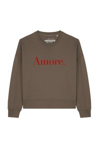 Brauner Sweatshirt mit Rundhalsausschnitt, lockerer Passform und langen Ärmeln. "Amore." ist in großen roten Buchstaben auf der Vorderseite gedruckt.