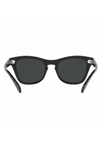 Occhiali da sole in plastica nera con lenti scure, forma a occhio di gatto, dettagli metallici vicino alle cerniere e aste nere curve. Presentano linee pulite e moderne.