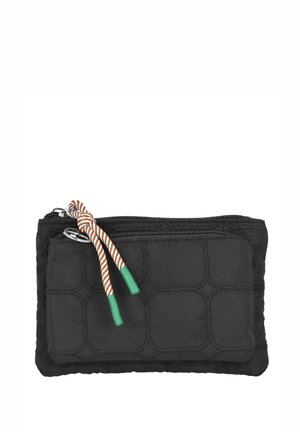 Bolsa de nylon negra con patrón acolchado, cierre de cremallera y cordones distintivos con rayas y puntas verdes. Diseño compacto y texturizado.