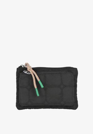 Bolsa de nylon negra con patrón acolchado, cierre de cremallera y cordones distintivos con rayas y puntas verdes. Diseño compacto y texturizado.