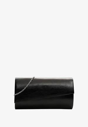 Czarna torebka kopertówka z ekoskóry o zwiniętym kształcie, z ozdobnym srebrnym łańcuszkiem i ukośnym zapięciem klapki. Gładka tekstura, minimalistyczny design.