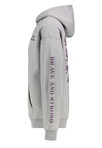Grijze hoodie van zacht materiaal, met een voorzak, paarse tekst "BRAVE AND STRONG" op een van de mouwen en een trekkoordkap.