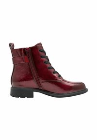 Bottine à cheville en simili cuir rouge avec une finition brillante, dotée d'une fermeture éclair sur le côté, d'un laçage à l'avant et d'une semelle noire texturée et basse.