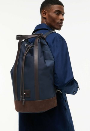 Tommy Hilfiger, TOMMY HILFIGER HERITAGE LOGO PATCH SLING BAG - Sac à dos - space blue