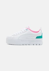 Valkoiset tennarit, joissa on teal- ja pinkkiyksityiskohtia, teksturoitu nahkaosa, paksu valkoinen platform-pohja, pyöreä varvas ja viisi silmukkaa nauhoille.