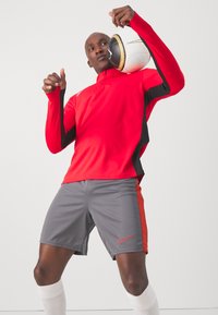 Nike Performance SHORT - Športové šortky - iron grey/dragon red